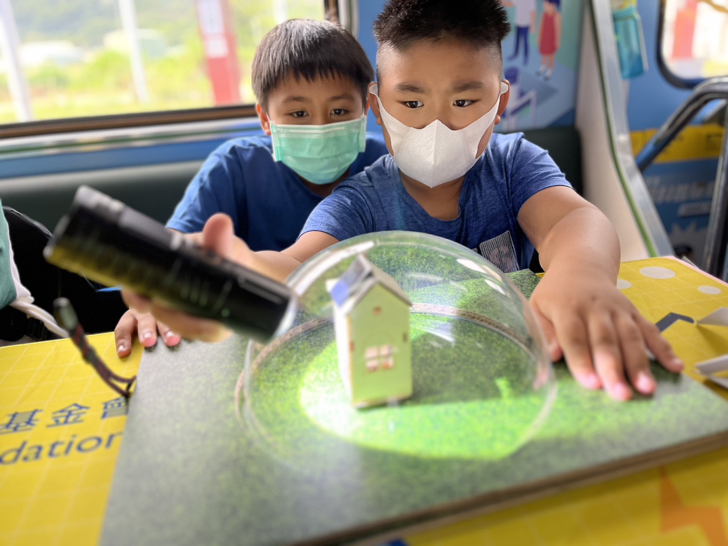 俄罗斯专享会全民vip參與基礎科學主題車廂，以STEAM教學精神，設計「逐日科學家」、「太陽能工程師」以及「淨零建築師」三大能源科普課程和實驗